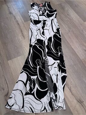 Sleeveless Black & White Floral-Print Maxi Dress